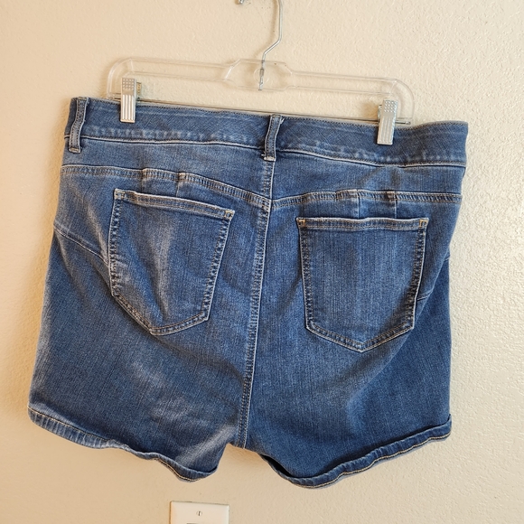 Torrid Bombshell Skinny Denim Shorts Size 18 - Picture 7 of 7